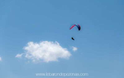 Parapentes dans le ciel du Pic du Vissou