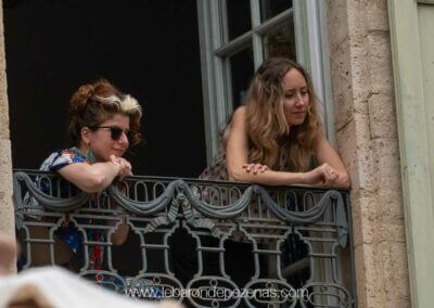 public attentif au balcon